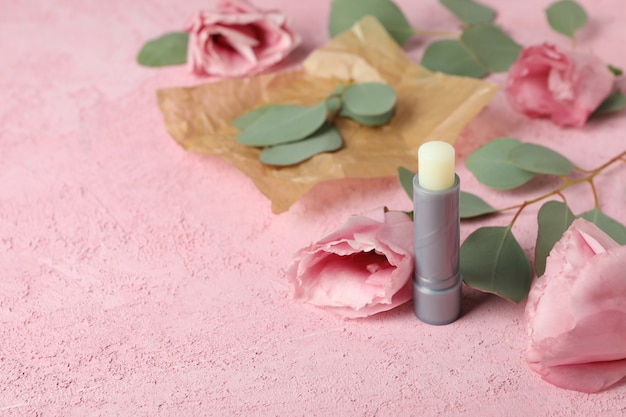 Konzept der Kosmetik mit Öko-Hygiene-Lippenstift auf rosa Hintergrund