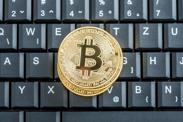 Konzept der Kryptowährung mit goldenen Bitcoins