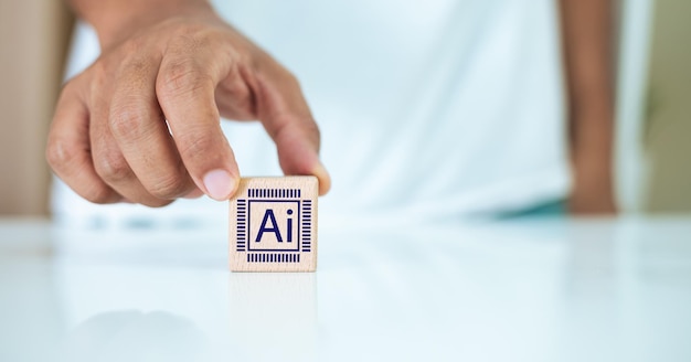 Konzept der künstlichen Intelligenz Hand hält Holzblockwürfel mit KI-Symbol Maschine mit Funktionen, die in der Lage sind, zu verstehen Lernen Wissen Wahrnehmung Lernen Argumentation