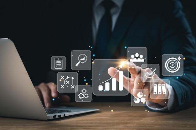 Konzept der langfristigen Geschäftsentwicklung und -verwaltung Führungskräfte, die sich virtuelle Bildschirme ansehen Geschäftsdiagramm-Symbol Zielsetzung Problemlösung Arbeitsabläufe optimale Geschäftsabläufe und Innovation