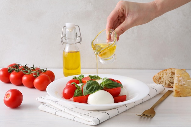 Konzept der leckeren italienischen Küche Caprese-Salat