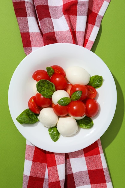 Konzept der leckeren italienischen Küche Caprese-Salat