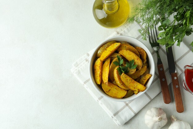 Konzept der leckeren Mahlzeit mit Kartoffelschnitzen, Platz für Text