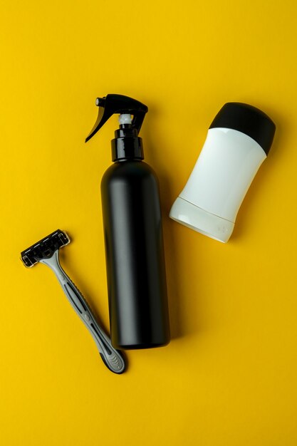 Konzept der Männerhygienewerkzeuge auf gelbem lokalisiertem Hintergrund