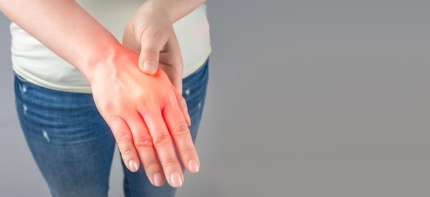 Konzept der neurologischen Erkrankung des Karpaltunnelsyndroms Arthritis Taubheit der Hand Nahaufnahme der weiblichen Arme, die sein schmerzhaftes Handgelenk halten, verursacht durch längere Arbeit am Computer-Laptop-Kopienbereich