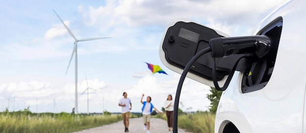 Foto konzept der progressiven glücklichen familie an der windkraftanlage mit elektrofahrzeug