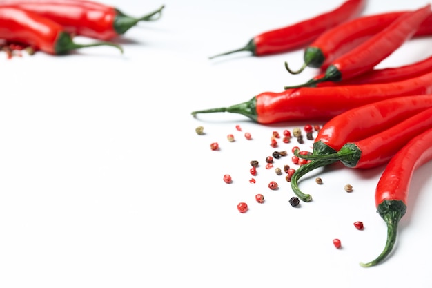 Foto konzept der scharfen und würzigen zutaten roter scharfer chili-pfeffer