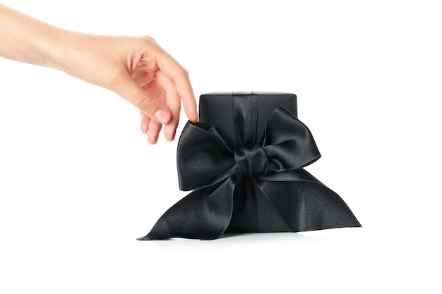 Konzept der schwarzen Freitag-Verkaufsgeschenkbox und der weiblichen Hand lokalisiert auf weißem Hintergrund
