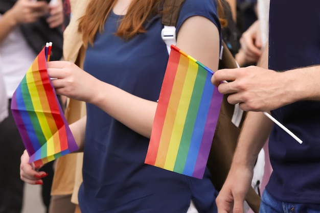 Konzept der sexuellen Minderheit Menschen, die im Freien schwule Regenbogenfahnen halten