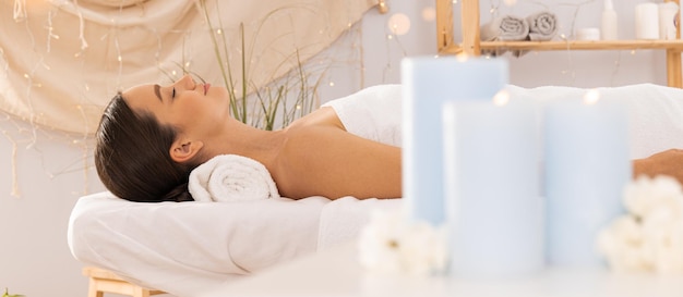 Konzept der Spa-Entspannung und Selbstpflege mit einer schönen jungen Frau