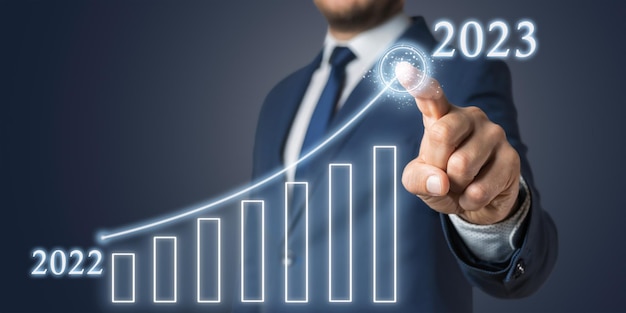 Konzept der Steigerung des Geschäfts im Jahr 2023. Geschäftsmann zeichnet Diagramm, das neue Strategieziele und -möglichkeiten plant