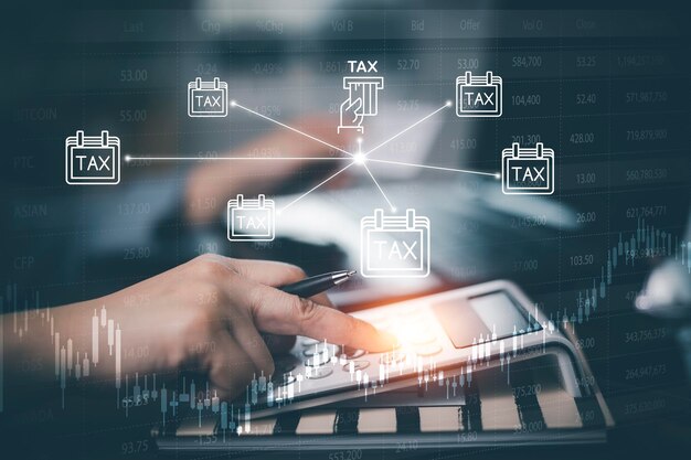 Konzept der Steuerzahlungsoptimierung GeschäftsfinanzierungMann, der Taschenrechner und Steuersymbol auf dem Technologiebildschirm verwendetEinkommenssteuer- und Eigentumshintergrund für Geschäftspersonen und Unternehmen wie Mehrwertsteuer