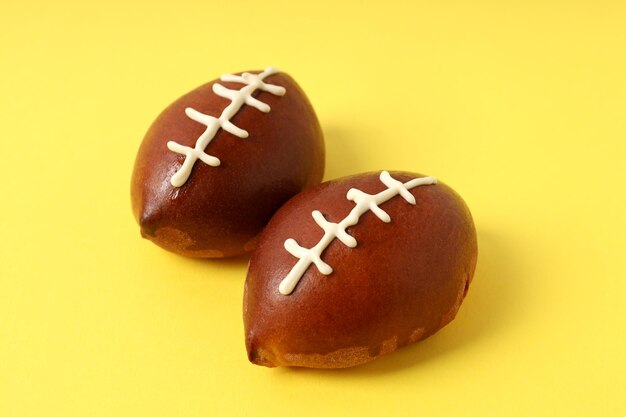 Konzept der Super Bowl-Snacks auf gelbem Hintergrund