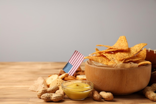 Konzept der Super Bowl-Snacks auf Holztisch