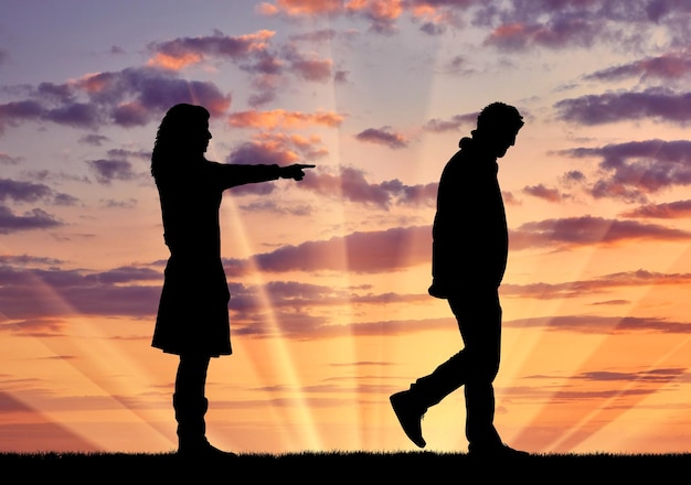 Foto konzept der täuschung und des verrats. silhouette frau bricht die beziehung zu einem mann wegen verrats gegen den sonnenuntergang