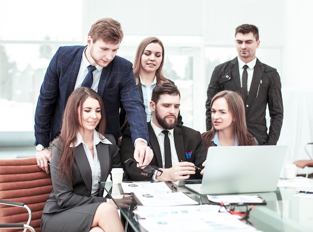 Konzept der Teamarbeit ein erfolgreiches Geschäftsteam am Arbeitsplatz im Büro