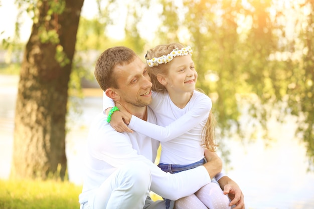 Konzept der Vaterschaft - glücklicher Vater und kleine Tochter umarmen