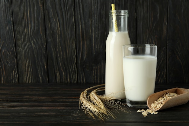 Konzept der veganen Milch auf Holz