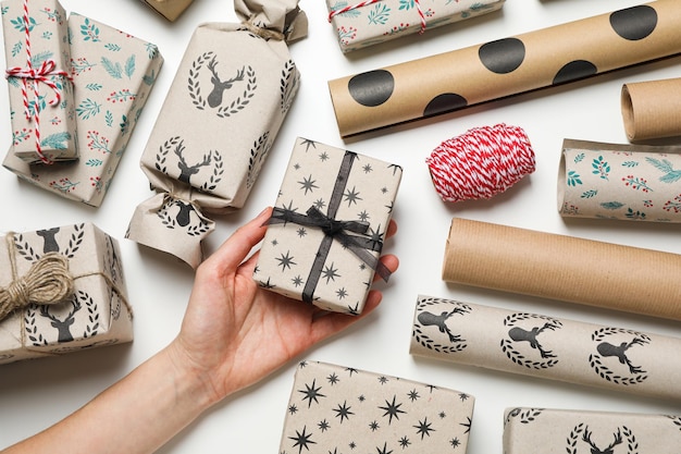 Foto konzept der verpackung von geschenkkompositionen mit geschenkpapier