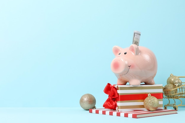 Konzept der Weihnachtsfinanzierung mit Sparschwein Platz für Text