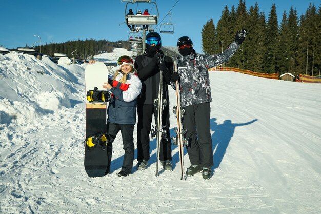 Konzept der Winteraktivitäten Ski und Snowboard