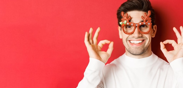 Konzept der winterferien weihnachten und feier nahaufnahme eines attraktiven mannes in der partybrille zeigen...