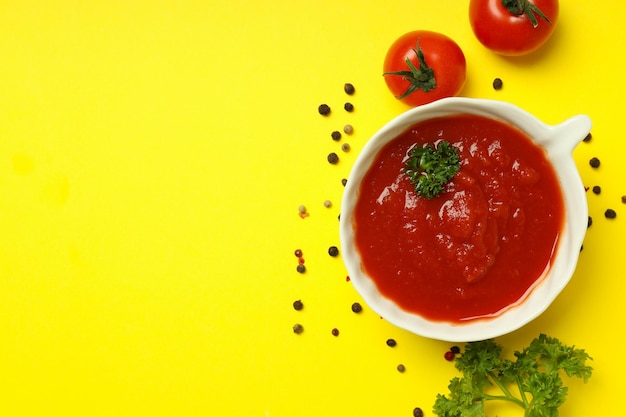 Konzept der würzigen Sauce mit Adjika-Platz für Text