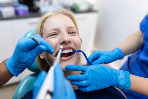 Konzept der Zahngesundheit Zugeschnittenes Foto des lächelnden Frauenmundes, der in der Zahnklinik behandelt wird
