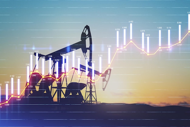 Konzept des Anstiegs der Benzinpreise mit Doppelbelichtung des digitalen Bildschirms mit wachsendem Finanzchart-Kerzenhalter und Ölpumpen auf einem Feld