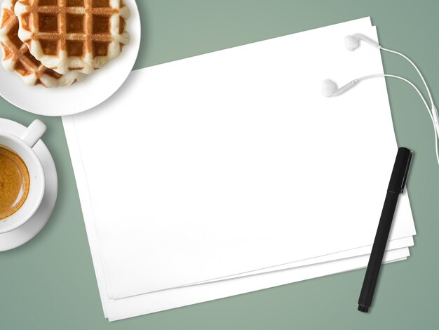 Konzept des Denkens für die Idee. Leeres Weißbuch mit schwarzen Stiftwaffeln und -kaffee.
