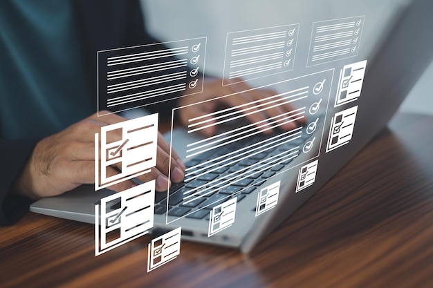 Konzept des Dokumentenmanagement-Informationssystems Geschäftsmann nutzt das visuelle Bildschirminternet für das Dokumentenmanagement-Informationssystem und das ERP-Programmdatenverzeichnis im ERP-Dokumentenmanagement des Unternehmens