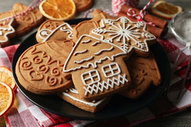 Konzept des Feiertagslebensmittels mit Weihnachtsplätzchen