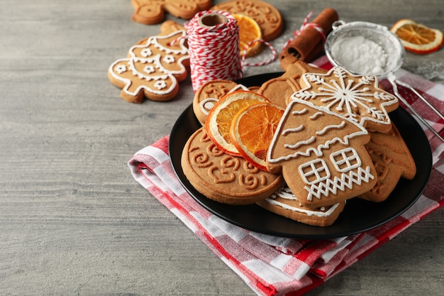 Konzept des Feiertagslebensmittels mit Weihnachtsplätzchen