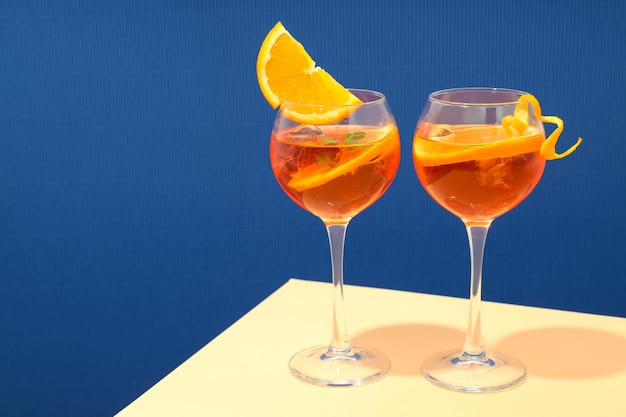 Konzept des frischen Alkoholgetränks Aperol Spritz Platz für Text