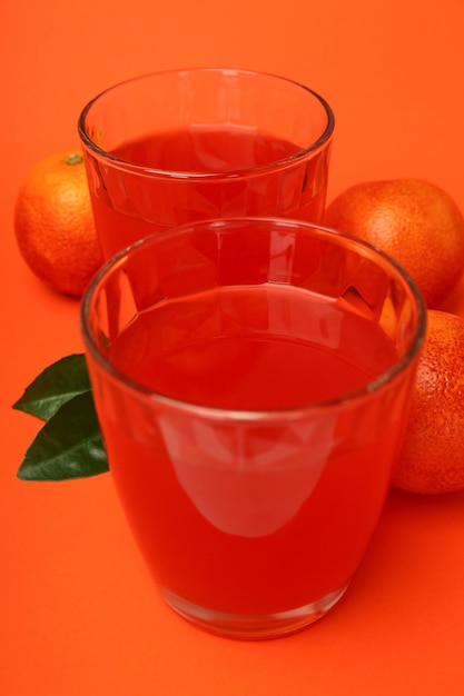 Konzept des frischen Getränks mit rotem Orangensaft hautnah
