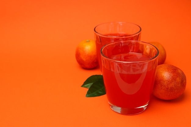 Konzept des frischen Getränks mit rotem Orangensaft