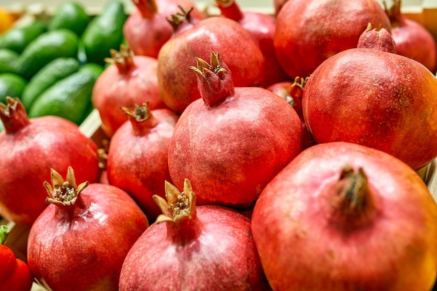 Konzept des frischen Obststandes Granatapfelhaufen im Black-Box-Korb vom Bauern zum Verkauf rote Früchte für Texturhintergrund rund um den Markt