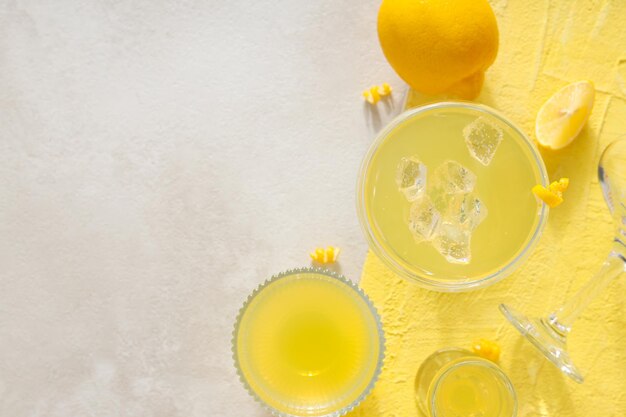 Konzept des frischen Sommergetränks Limoncello-Cocktail