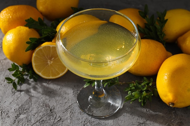 Konzept des frischen Sommergetränks Limoncello-Cocktail