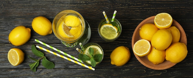 Konzept des frischen Sommergetränks mit Limonade auf Holztisch