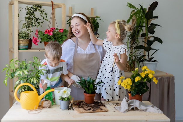 Konzept des Frühlings-Hausgartenarbeitskind-Haushaltshilfe fürsorgliche Zimmerpflanzen-Lebensstil