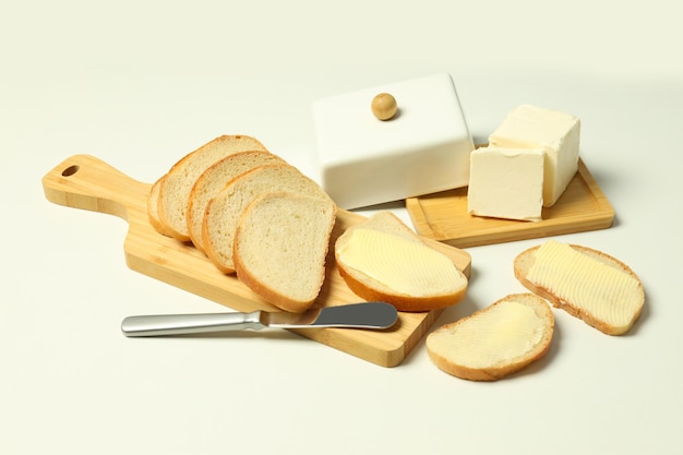 Konzept des Frühstücks Essen mit Butter