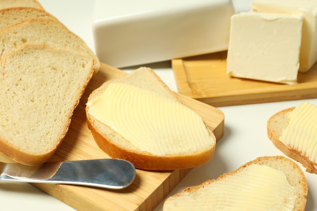 Konzept des Frühstücks Essen mit Butter