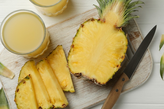 Konzept des Frühstücks mit Ananas und Gläsern mit Saft auf Holztisch, Draufsicht