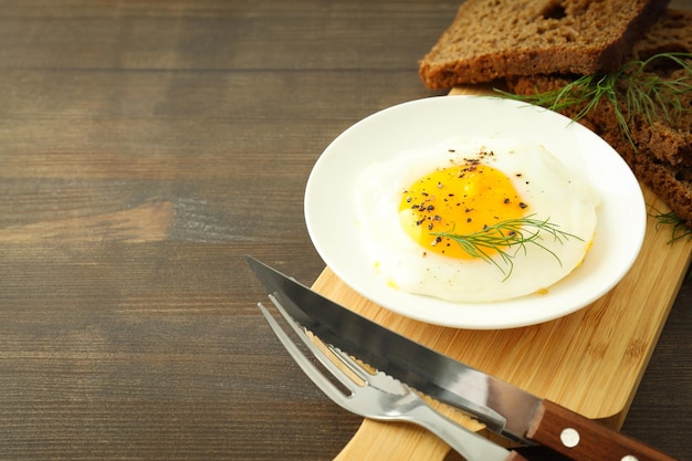 Konzept des Frühstücks mit leckerem hausgemachtem Sandwich