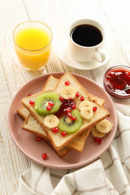 Konzept des Frühstücks mit süßem Toast mit Früchten