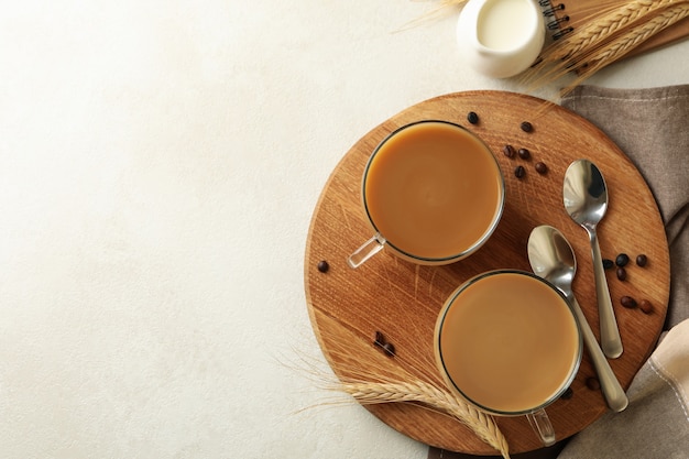 Konzept des Frühstücks mit Tassen frischem Kaffee