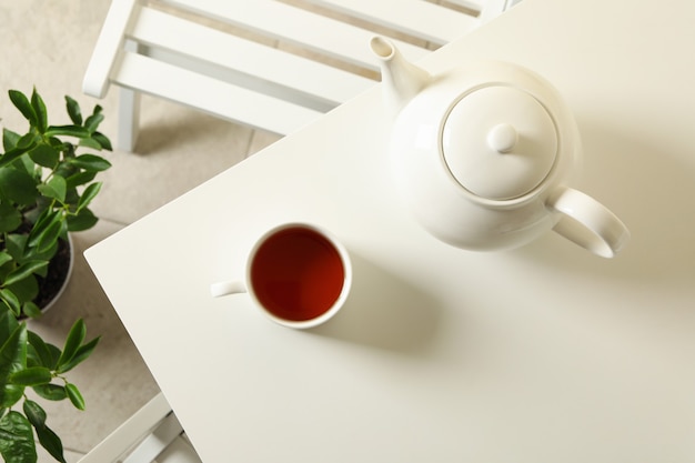 Konzept des Frühstücks mit Tee auf weißem Tisch