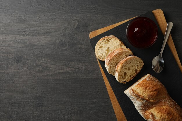 Konzept des Frühstücks mit Toast mit Marmelade auf hölzernem Hintergrund