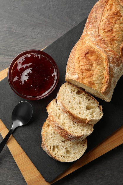 Konzept des Frühstücks mit Toast mit Marmelade auf hölzernem Hintergrund